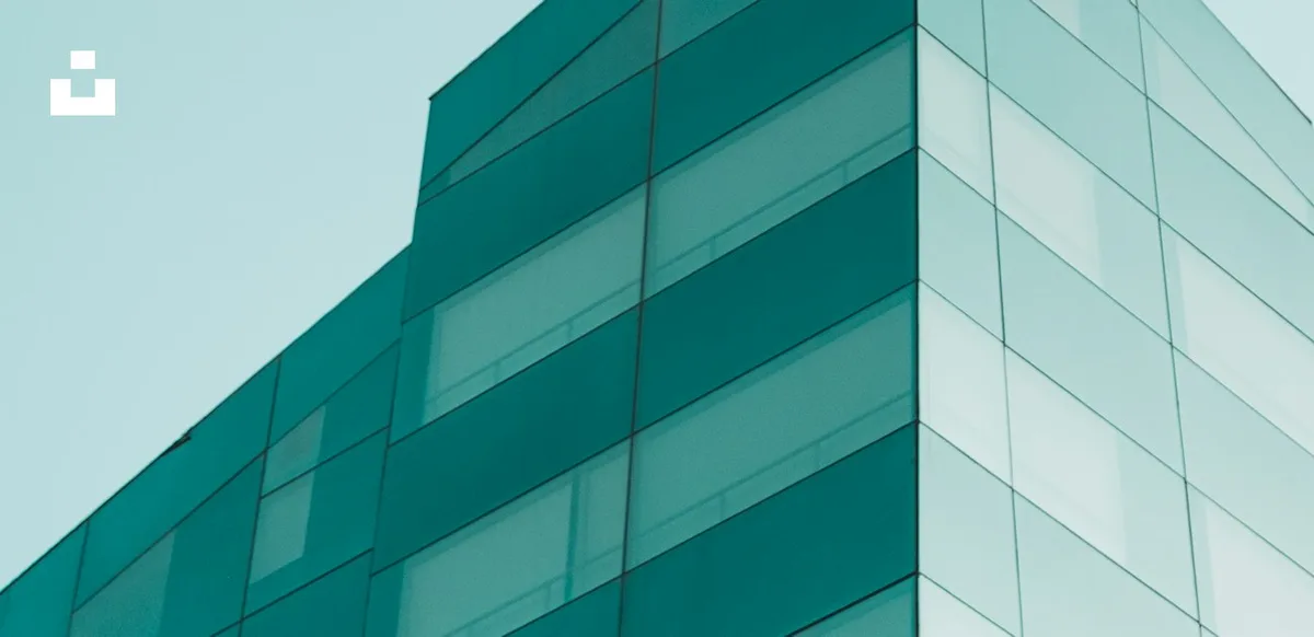 Linhas e fachadas de vidro de um edifício contemporâneo
