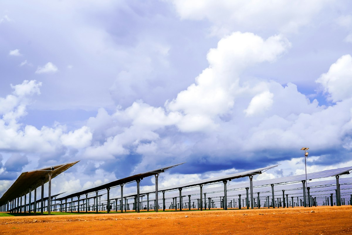 Usina solar com painéis fotovoltaicos sob céu nublado